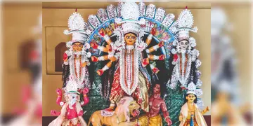 Read more about - Durga Puja 2024 | অষ্টমীতে দূর্গাকে ভোগে দেওয়া হয় আটটি গলদা চিংড়ি, গোলা বাড়ির পুজোয় একাধিক রীতি