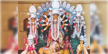 Read more about - Durga Puja 2024 | অষ্টমীতে দূর্গাকে ভোগে দেওয়া হয় আটটি গলদা চিংড়ি, গোলা বাড়ির পুজোয় একাধিক রীতি