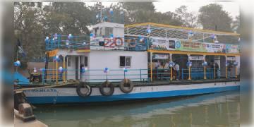 Read more about - মাঝ গঙ্গায় ভাসমান লাইব্রেরি, লঞ্চে উঠলেই হাতের মুঠোয় পাবেন ৫০০ বই     