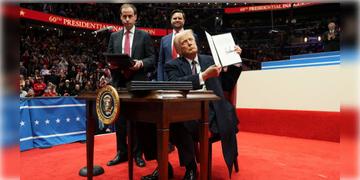 Read more about - Birthright Citizenship | 'বার্থরাইট সিটিজেনশিপ' বাতিল করতে পারেন ট্রাম্প! মার্কিন প্রেসিডেন্টকে রুখতে মামলা ২২টি প্রদেশের