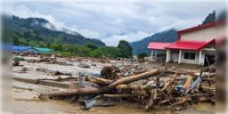 Read more about - Arunachal Pradesh | ফের ভয়াবহ ক্লাউডবার্স্টের কারণে বিপর্যস্ত অরুণাচল প্রদেশ,জলের তোড়ে ভেসে গেল উদ্ধারকারীদের নৌকাও, মৃত ৩!