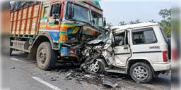 Read more about - Gujrat Accident | গুজরাতে ভয়াবহ পথ দুর্ঘটনা, পিকআপ ভ্যানের সঙ্গে ট্রাকের মুখোমুখি সংঘর্ষে মৃত ৭ শ্রমিক!