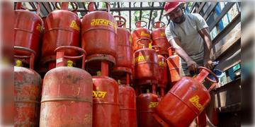 Read more about - Gas Cylinder Booking | কমার্শিয়াল গ্যাসের বুকিং নিয়ন্ত্রণ করবে রাজ্য! জ্বালানীর আকালের মুখে নয়া নির্দেশ পেট্রোলিয়াম মন্ত্রকের