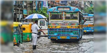 Read more about - Weather Update। শ্রাবনের ঝড়বৃষ্টিতে জেরবার মহানগরী, একনজরে দেখে নিন কলকাতার আজকের আবহাওয়া আপডেট