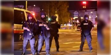 Read more about - জঙ্গি হামলায় রক্তাক্ত অস্ট্রিয়ার রাজধানী ভিয়েনা, শহরজুড়ে আতঙ্ক, চলেছে প্রায় ৫০ রাউন্ড গুলি, নিহত ৭!