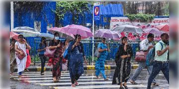 Read more about - Weather | কয়েক ঘন্টার মধ্যেই বদল দক্ষিণবঙ্গের আবহাওয়ায়! বাড়তে চলেছে বৃষ্টির সম্ভাবনা! জারি হলুদ সতর্কতা!