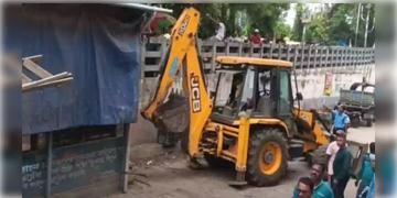 Read more about - Hooghly | বুলডোজার চালিয়ে অবৈধ টোল অফিস ভাঙলেন খোদ বিধায়ক! শোরগোল কোন্ননগরে