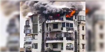 Read more about - Delhi Fire | আবাসনে বিধ্বংসী আগুন! প্রাণ রক্ষার্থে আট তলা থেকে ঝাঁপ খুদে ছেলে-মেয়ে ও বাবার! মৃত্যু ৩জনেরই!