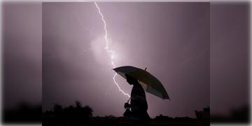 Read more about - WB Thunderstorm | ক্রমাগত বজ্রবিদ্যুৎ সহ বৃষ্টি,  রাজ্যে বাজ পড়ে মৃত্যু হলো ১৭ জনের, আহত আরও ৭