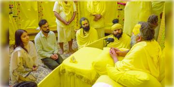 Read more about - Virat-Anushka | অবসরের পরের দিনই বৃন্দাবনে 'বিরুষ্কা'! প্রেমানন্দ গোবিন্দ শরণজি মহারাজের কাছ থেকে আশীর্বাদ নিলেন সেলিব্রিটি দম্পতি!