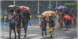 Read more about - Weather | কালো মেঘে ঢেকেছে কলকাতা-দক্ষিণবঙ্গ! বুধবার পর্যন্ত দিনভর বৃষ্টি! ৭ জেলায় ভারী বৃষ্টিপাতের সম্ভাবনা!