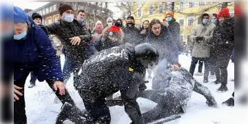 Read more about - রবিবার মস্কোয় নাভালনির সমর্থকদের সঙ্গে পুলিশের ধস্তাধস্তি, বিক্ষোভ ঠেকাতে লকডাউন পুলিশের