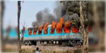 Read more about - আচমকা আগুনে দাউ দাউ করে জ্বলল দেরাদুনগামী শতাব্দী এক্সপ্রেসের C4 কম্পার্টমেন্ট