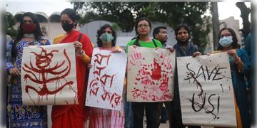 Read more about - Bangladesh | পাকিস্তানে ৩৩৪, বাংলাদেশে ৩,৫৮২! পাকিস্তানের থেকেও বাংলাদেশে হিন্দুদের ওপর হয় বেশি অত্যাচার!