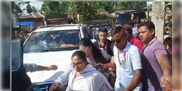 Read more about - Mamata Banerjee | হালিশহরে মমতা বন্দ্যোপাধ্যায়ের ওপর হামলা! প্রতিবাদে সোমবার রাস্তায় নামছে কালীঘাট তৃণমূল