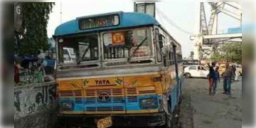 Read more about - হাওড়া ব্রিজের উপর নিয়ন্ত্রণ হারাল কলকাতা থেকে হাওড়াগামী বাস! দুর্ঘটনার জেরে মৃত ২