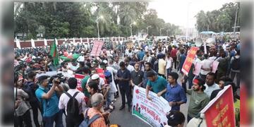 Read more about - Bangladesh Protest । ২৪ ঘণ্টার 'আল্টিমেটাম'! হাসিনার পর বাংলাদেশের রাষ্ট্রপতির পদত্যাগ চেয়ে উত্তাল ছাত্র জনতা, আহত ৫