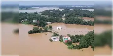 Read more about - WB Flood | আরও অবনতি ঘাটাল, আরামবাগ, খানাকূলের পরিস্থিতি; বিপদসীমার উপর দিয়ে বইছে একাধিক নদীর জল