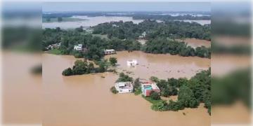 Read more about - WB Flood | আরও অবনতি ঘাটাল, আরামবাগ, খানাকূলের পরিস্থিতি; বিপদসীমার উপর দিয়ে বইছে একাধিক নদীর জল