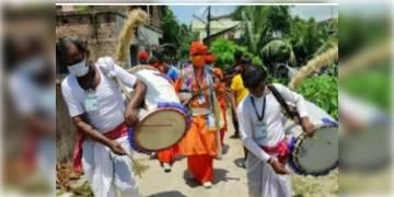 Read more about - নিষিদ্ধ পল্লীর বাড়ি বাড়ি গিয়ে বাউল গানের মাধ্যমে অভিনব প্রচার শুরু দুয়ারে সরকারের