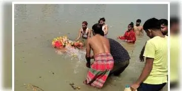 Read more about - দূষণ এড়াতে জলে না ভাসিয়েই প্রতিমা নিরঞ্জনের ক্ষেত্রে কলকাতার ঘাটে বিশেষ ব্যবস্থা কর্পোরেশনের