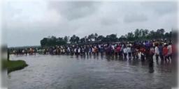 Read more about - Bangladeshi Minority | কাঁটাতারের ওপারে শয়ে শয়ে ভিড় করে আশ্রয় 'ভিক্ষা'! ‘জয় শ্রীরাম’ স্লোগান তুললেন বাংলাদেশি শরণার্থীরা