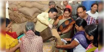 Read more about - দুয়ারে রেশন প্রকল্পের বিরুদ্ধে করা স্থগিতাদেশের আর্জি খারিজ করলো কলকাতা হাই কোর্ট