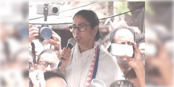 Read more about - Mamata Banerjee | মমতার পাশে দেখা গেলো কেবল ৫ সাংসদ, দেখা যাচ্ছে না ১০ বিধায়ককেও!