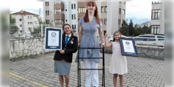 Read more about - গিনেস বুকে নাম লেখালেন তুরস্কের রুমেইশা, বিশ্বের সব চেয়ে লম্বা মহিলা!