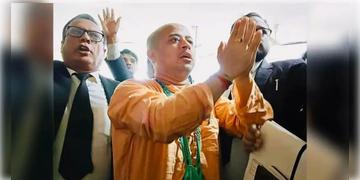 Read more about - Chinmoy Krishna Das | ইউনুসের জমানায় গ্রেফতারি, তারেকের জমানায় একটি মামলায় জামিন চিন্ময় কৃষ্ণ দাসের!