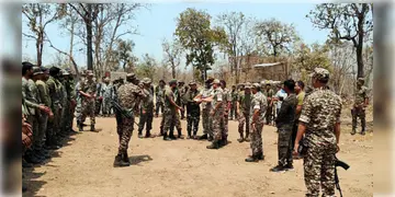 Read more about - Bijapur | ছত্তিশগড়ের বিজাপুরে মাওবাদী-সেনার সংঘর্ষ! গোলাগুলিতে শেষ ২ মাওবাদী, শহীদ একজন DRG!