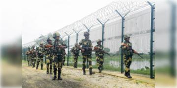 Read more about - Maldah Border | সীমান্ত পেরিয়ে পশ্চিমবঙ্গে ঢোকার চেষ্টা বাংলাদেশীদের! উত্তপ্ত পরিস্থিতি সামাল দিতে সেল ফাটালো BSF