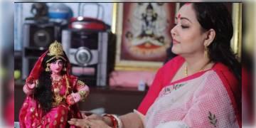 Read more about - আড়ম্বরহীন পুজোয় নিজের হাতে ঘরের লক্ষ্মীকে  সাজালেন অভিনেত্রী  অপরাজিতা আঢ্য