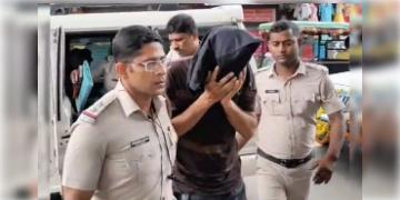 Read more about - Rampurhat | রামপুরহাট হত্যাকাণ্ডে নয়া মোড়, ছাত্রীর সঙ্গে একত্রবাসের পরই আইনজীবীর কাছে গিয়েছিল অভিযুক্ত