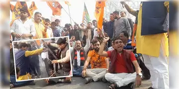 Read more about - Howrah | দীপু দাসের নৃশংস হত্যার প্রতিবাদে মিছিলে নেমেছে বিজেপি, চরম যানজট হাওড়া ব্রিজে