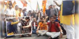 Read more about - Howrah | দীপু দাসের নৃশংস হত্যার প্রতিবাদে মিছিলে নেমেছে বিজেপি, চরম যানজট হাওড়া ব্রিজে