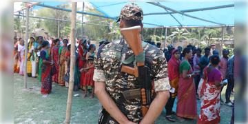 Read more about - Election Commission | থাকবে ২২০০-২৩০০ কেন্দ্রীয় বাহিনী, চিহ্নিত করা হয়েছে ‘স্পর্শকাতর’ বুথও, দ্বিতীয় দফার ভোটে কড়া নিরাপত্তা কমিশনের!