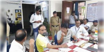 Read more about - Asansol: এবার ভুঁয়ো টিকিট কালেক্টর, হাতেনাতে রেলের আইডি কার্ড সহ গ্রেফতার ১