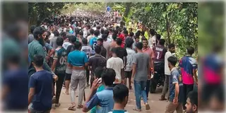 Read more about - Bangladesh | বাংলাদেশে ছাত্রীকে আঘাত দারোয়ানের! শিক্ষার্থী এবং স্থানীয় বাসিন্দাদের সংঘর্ষে জারি ১৪৪ ধারা