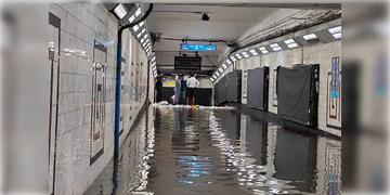 Read more about - Kolkata Metro | কেন বারবার জল জমছে মেট্রো স্টেশনে? কারণ খুঁজতে তৈরী হলো তদন্ত কমিটি!