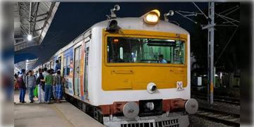 Read more about - Local Train | শিয়ালদহে শনিবার গভীর রাতে ৭ ঘণ্টার ট্রাফিক ব্লক, বাতিল একাধিক লোকাল!