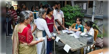 Read more about - West bengal Assembly Election 2026 | নেই কোনো মৃত্যুর খবর, উদ্ধার হয়নি বোমাও! বাংলায় দু-দফার ভোটে সন্তুষ্ট কমিশন