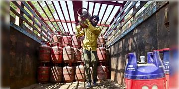 Read more about - Gas Cylinder | গ্যাস সরবরাহ বাড়লো দ্বিগুণ , জ্বালানি সংকটের ভয়ের মাঝেই বড় সিদ্ধান্ত কেন্দ্রের!