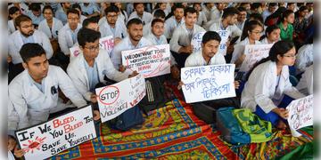 Read more about - IMA | আন্দোলনকারী জুনিয়র ডাক্তারদের কাজে যোগ দেওয়ার জন্য এবার আর্জি জানালেন IMAর সর্বভারতীয় সভাপতি