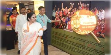 Read more about - মুখ্যমন্ত্রী মমতা ব্যানার্জির হাত ধরে ইস্টবেঙ্গলের সংগ্রহশালার উদ্বোধন, আর্থিক অনুদানের ঘোষণা লাল-হলুদকে