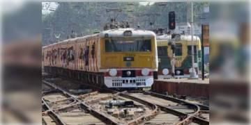 Read more about - রাজ্যের মুখ্যমন্ত্রী মমতা বন্দ্যোপাধ্যায় ঘোষণা করলেন বৃহস্পতিবার থেকে বাংলায় বন্ধ থাকবে লোকাল ট্রেন