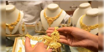 Read more about - Gold Rate | ফের হলুদ ধাতুর দাম নিম্নগামী! সস্তা সোনা আমজনতাকে স্বস্তি দেবে কি?
