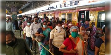 Read more about - করোনা সুরক্ষাবিধির কথা মেনে ভোর থেকে সতর্কতামূলক ব্যবস্থা নেওয়া হলেও বেলা বাড়তেই উধাও স্বাস্থ্যবিধি।  