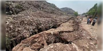 Read more about - Belgachia Dumping Ground | ছাপিয়ে গিয়েছে ধারণ ক্ষমতা, ফুলে উঠছে মাটি! বেলগাছিয়ার ভাগাড় ডেকে আনতে পারে বড় বিপদ! আশঙ্কা বিজ্ঞানীদের!