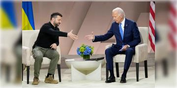 Read more about - Ukraine-America | আমেরিকার দেওয়া অস্ত্র দিয়ে রাশিয়ার ওপর হামলা চালাতে পারবে ইউক্রেন! বিদায়বেলায় জেলেনস্কিকে 'উপহার' বাইডেনের